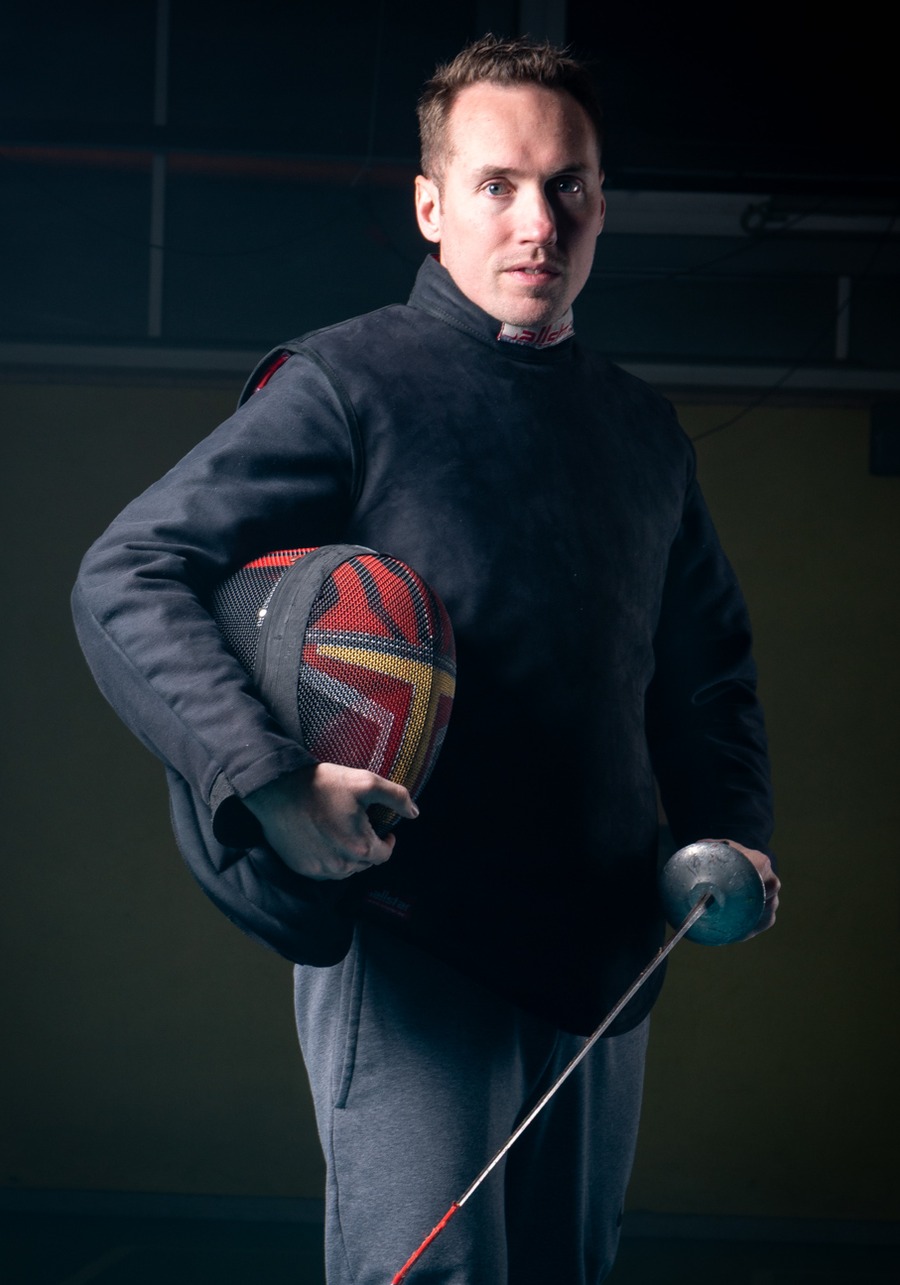 Mathieu Dhennin, maître d’armes de l’Escrime Club Bressan, en tenue avec un masque aux couleurs du club
